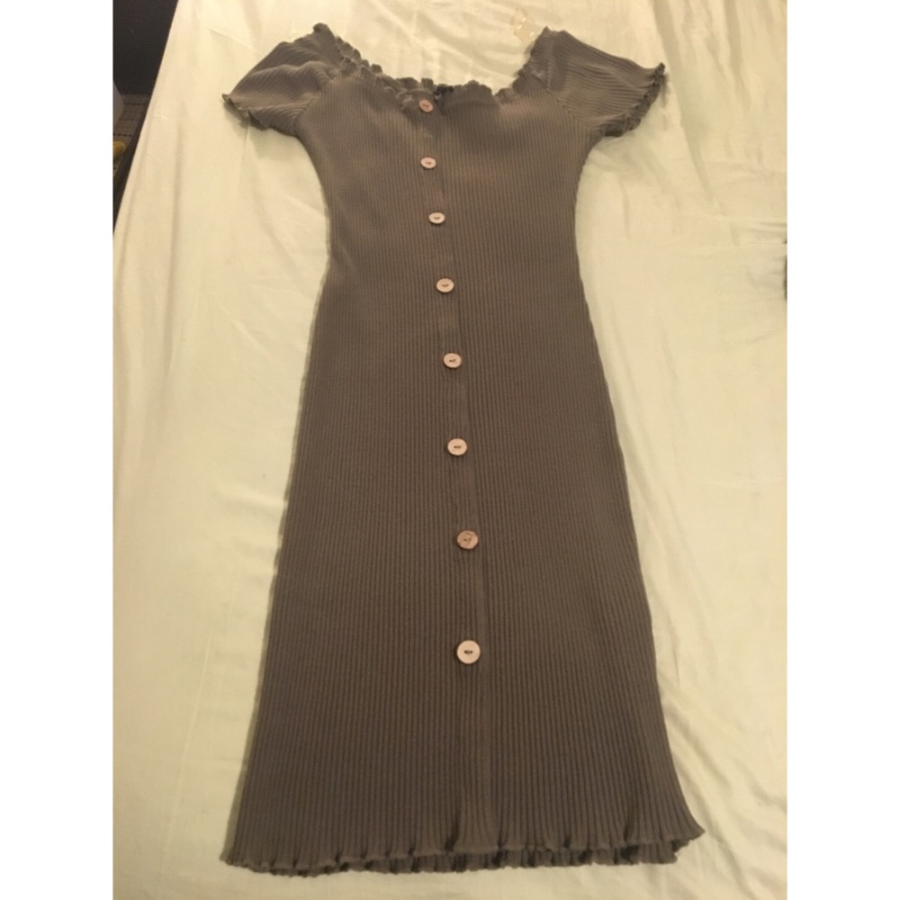 ✨4/20!✨ Short sleeved form fitting dress